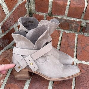 UGG Elora heeled ankle Boots w/ Buckle Strap – Taupe – Women’s Size 6.5